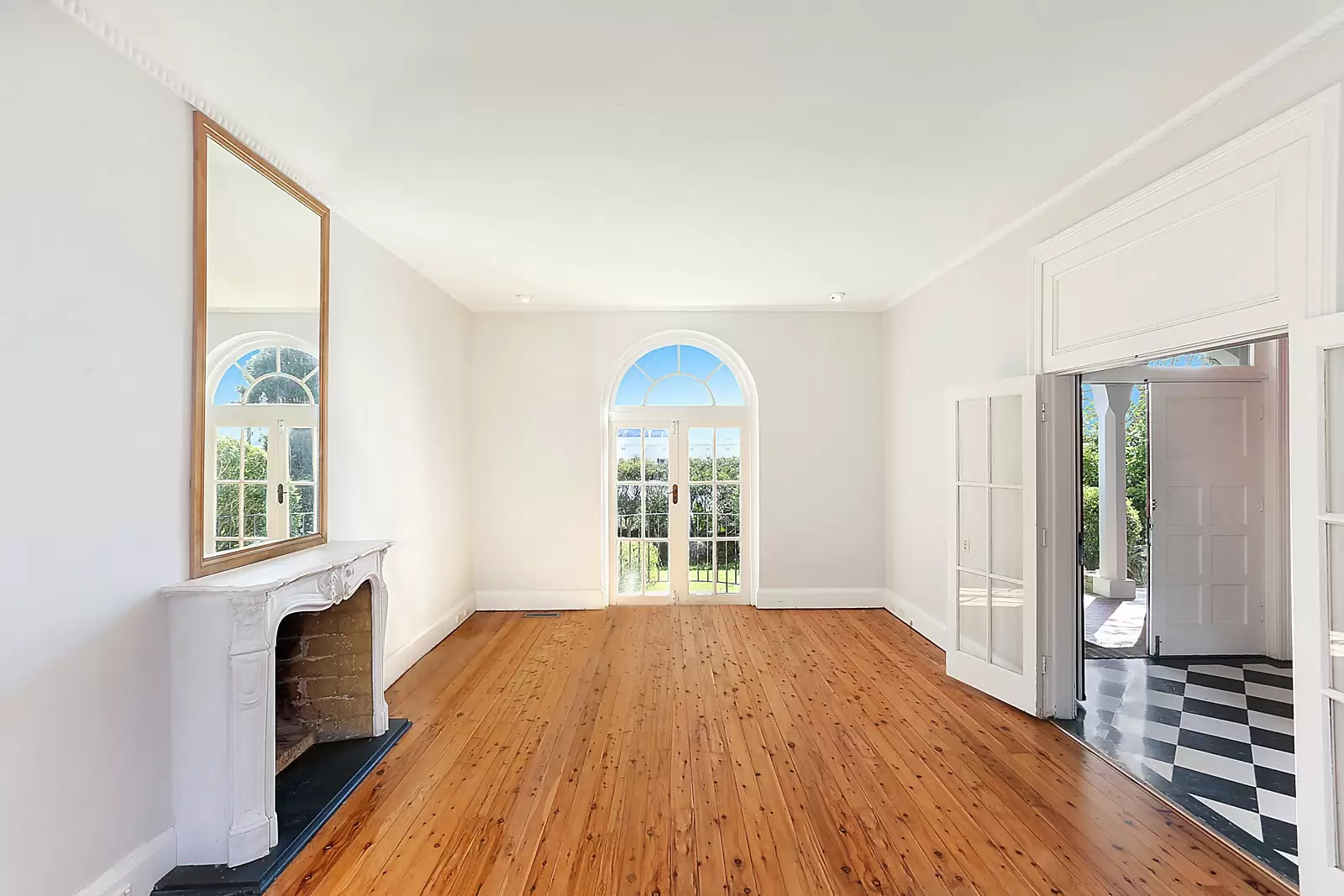 18 Rawson Road (enter Via 18 Chamberlain Avenue), Rose Bay Sold by Sydney Sotheby's International Realty - image 4