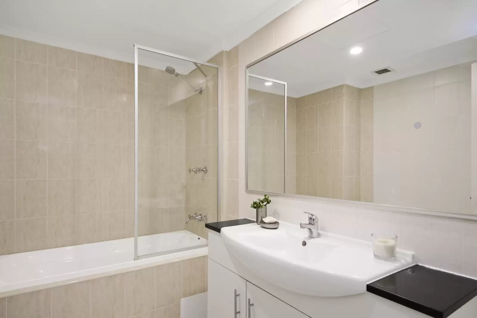 402/1-3 Larkin Street, Camperdown Sold by Sydney Sotheby's International Realty - image 6