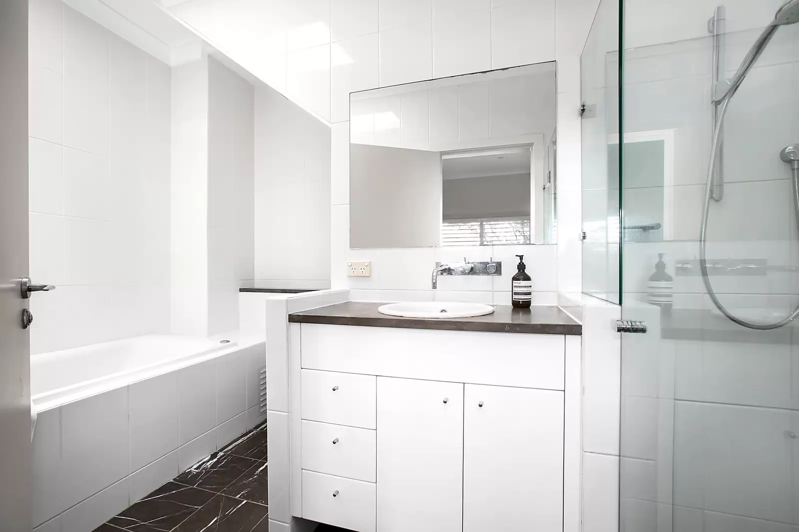 12 Woodland Street, Coogee Sold by Sydney Sotheby's International Realty - image 8