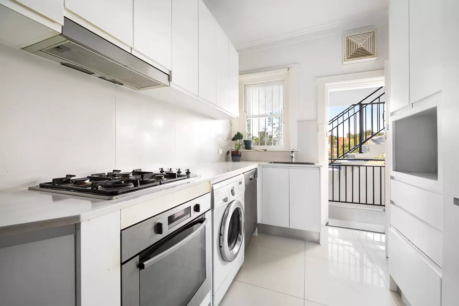 3/129a Carrington Road, Coogee Sold by Sydney Sotheby's International Realty - image 2