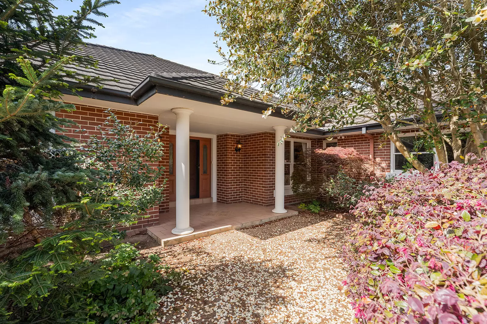 5 Carisbrooke Row, Bowral Sold by Sydney Sotheby's International Realty - image 1