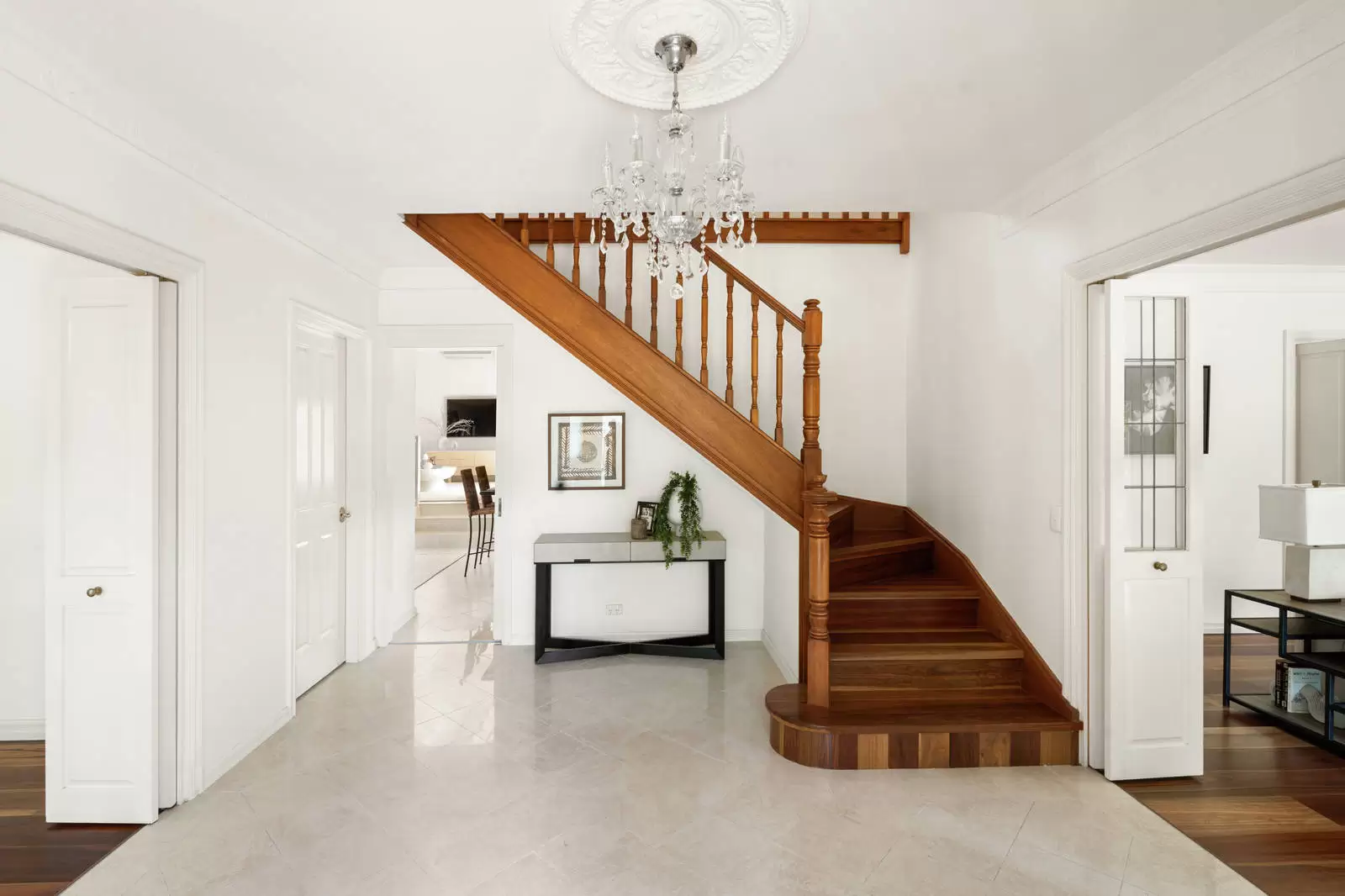 6 Charlton Avenue, Turramurra Sold by Sydney Sotheby's International Realty - image 2