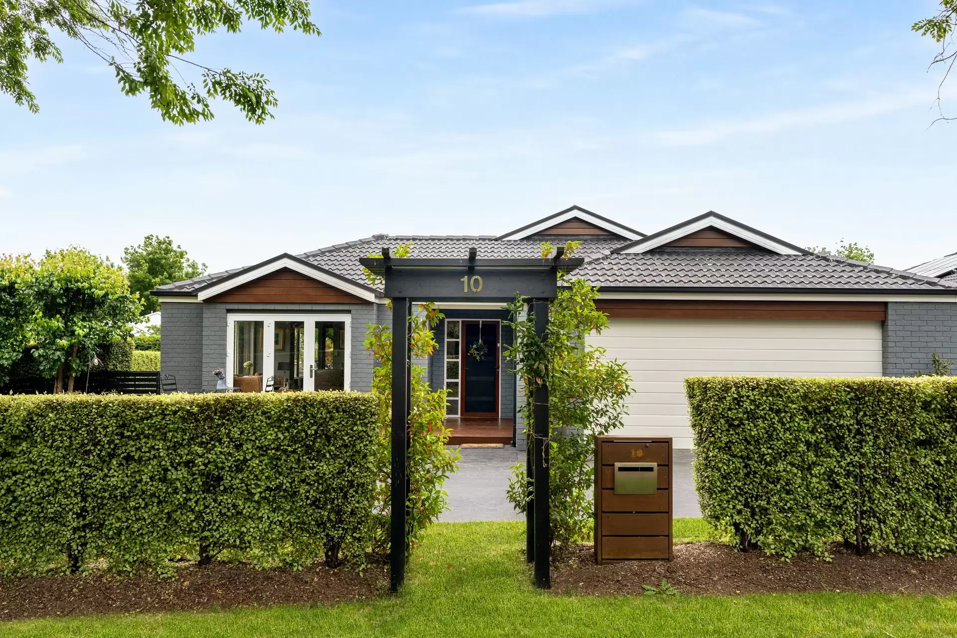 10 Mairinger Crescent, Bowral Sold by Sydney Sotheby's International Realty - image 1