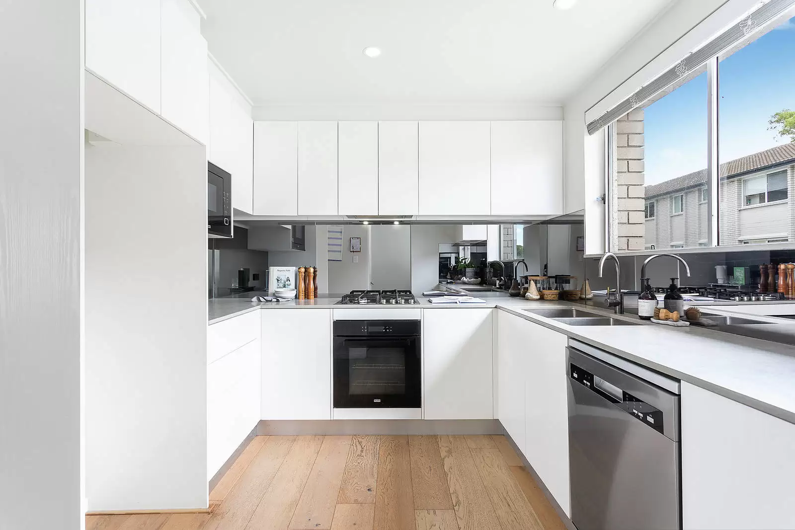 3/10 Henrietta Street, Waverley Sold by Sydney Sotheby's International Realty - image 3