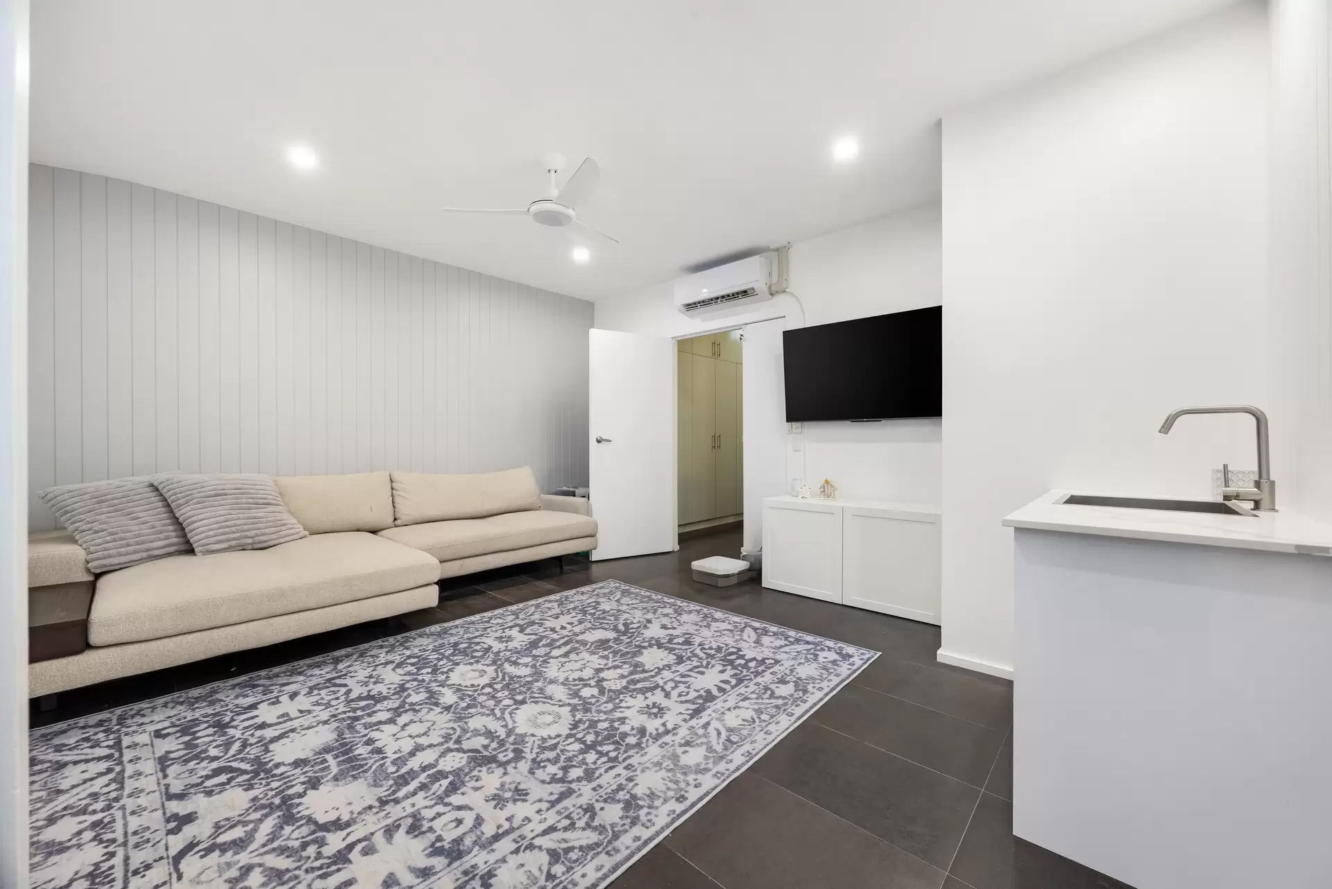 5/10 Meadow Way, Banksmeadow Sold by Sydney Sotheby's International Realty - image 1