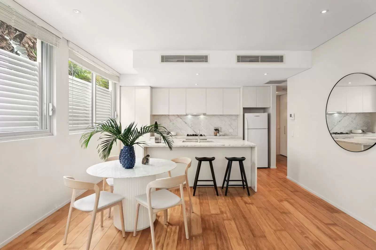 8/19 Young Street, Vaucluse Sold by Sydney Sotheby's International Realty - image 2