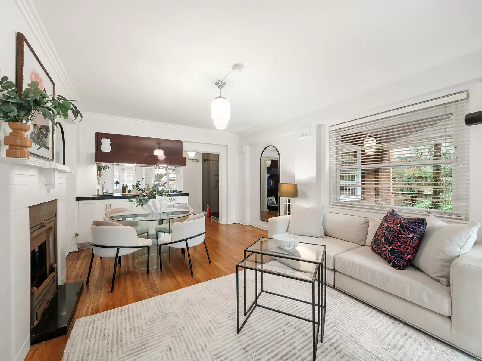1/6-8 Ithaca Road, Elizabeth Bay Sold by Sydney Sotheby's International Realty - image 2