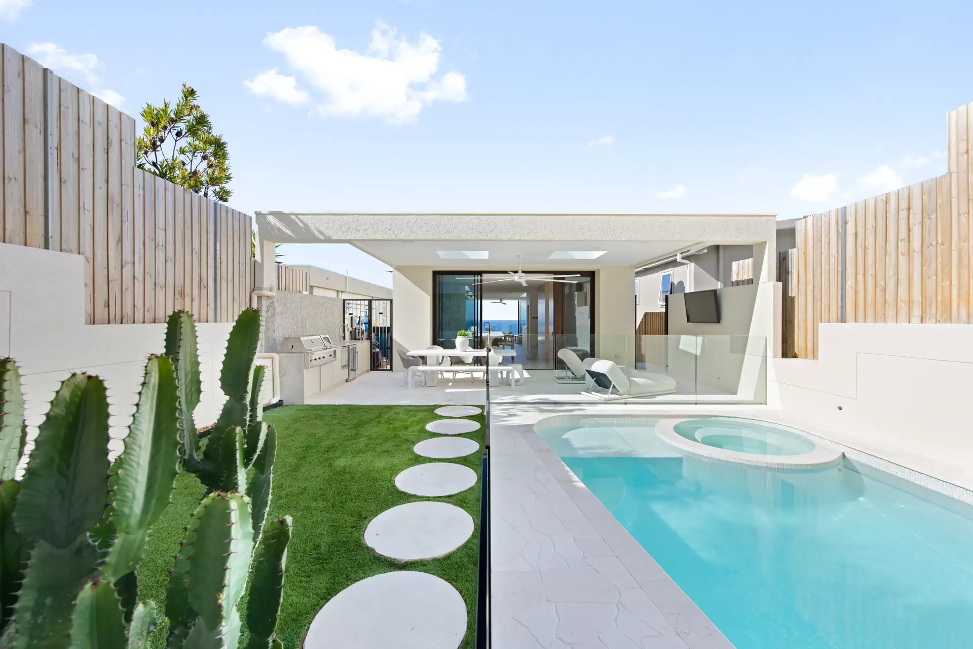 28 Wolseley Road, South Coogee Sold by Sydney Sotheby's International Realty - image 1