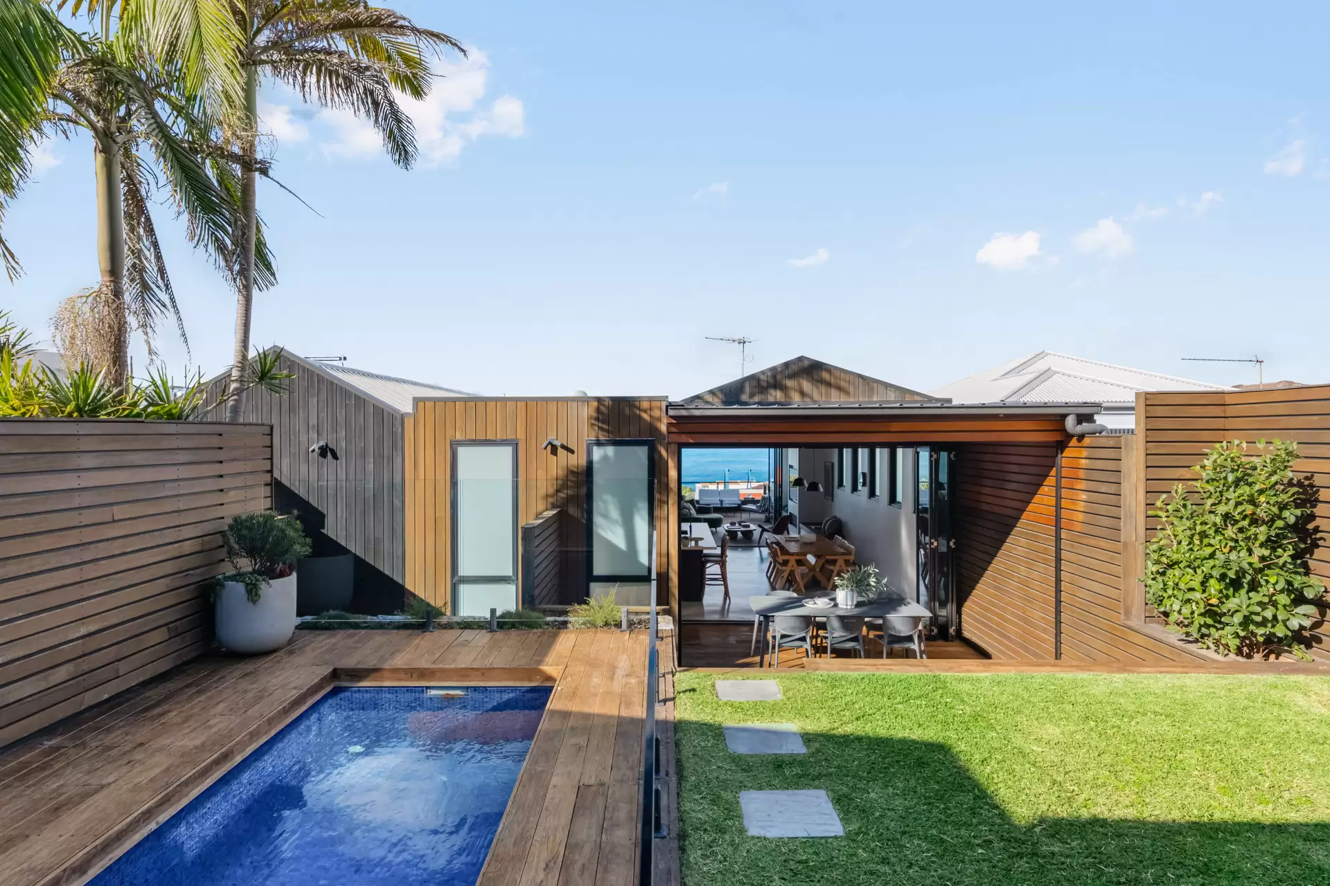 16 Close Street, South Coogee Sold by Sydney Sotheby's International Realty - image 1