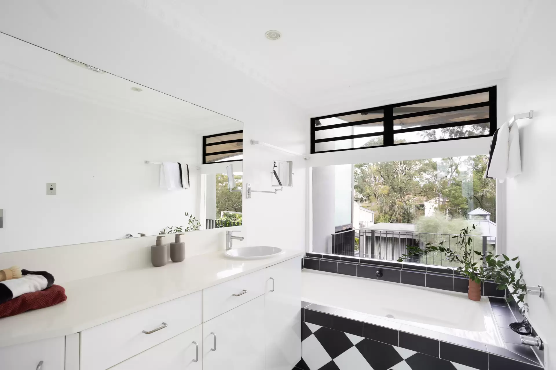 84 Holdsworth Street, Woollahra Sold by Sydney Sotheby's International Realty - image 1