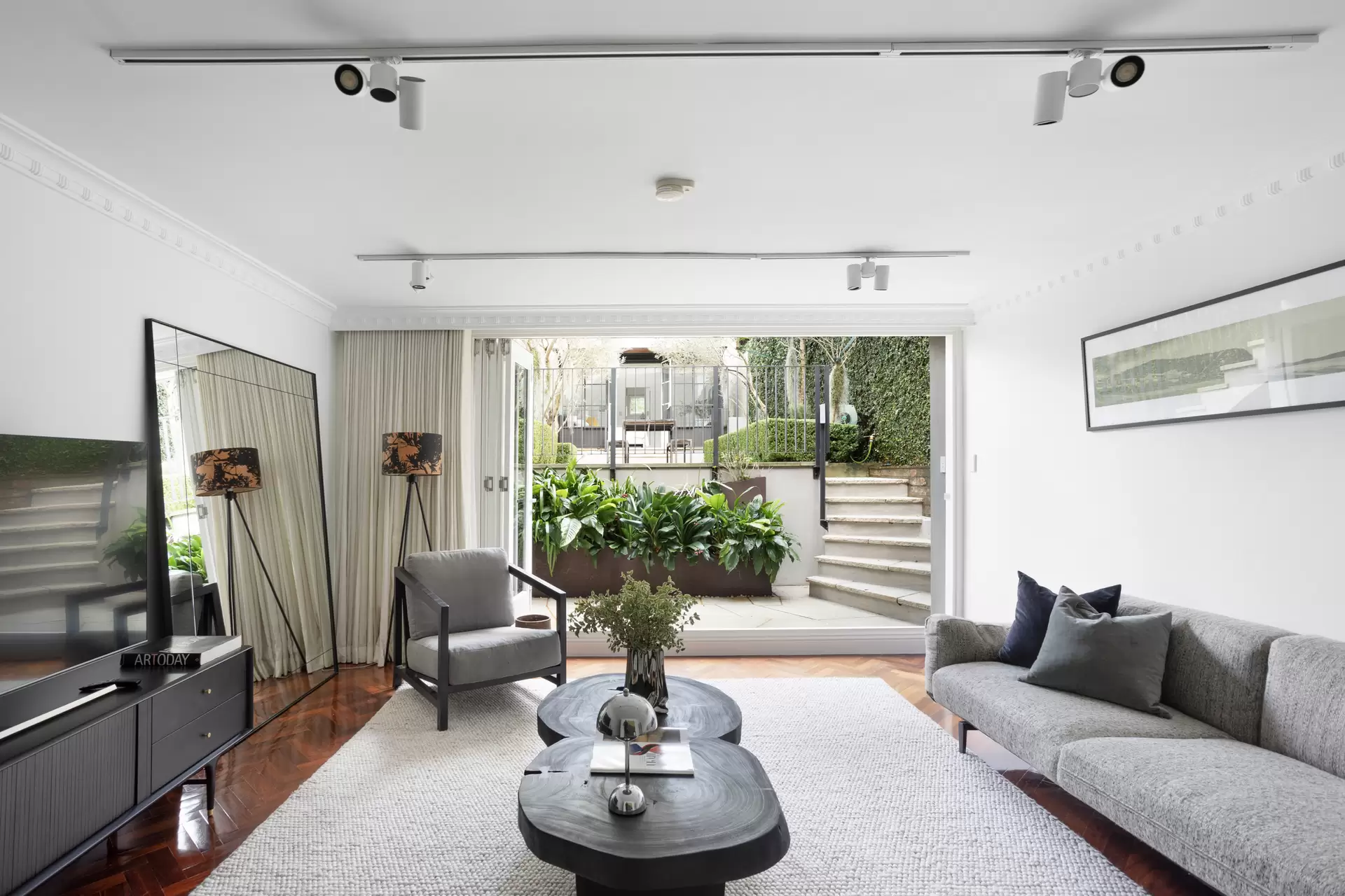 84 Holdsworth Street, Woollahra Sold by Sydney Sotheby's International Realty - image 1