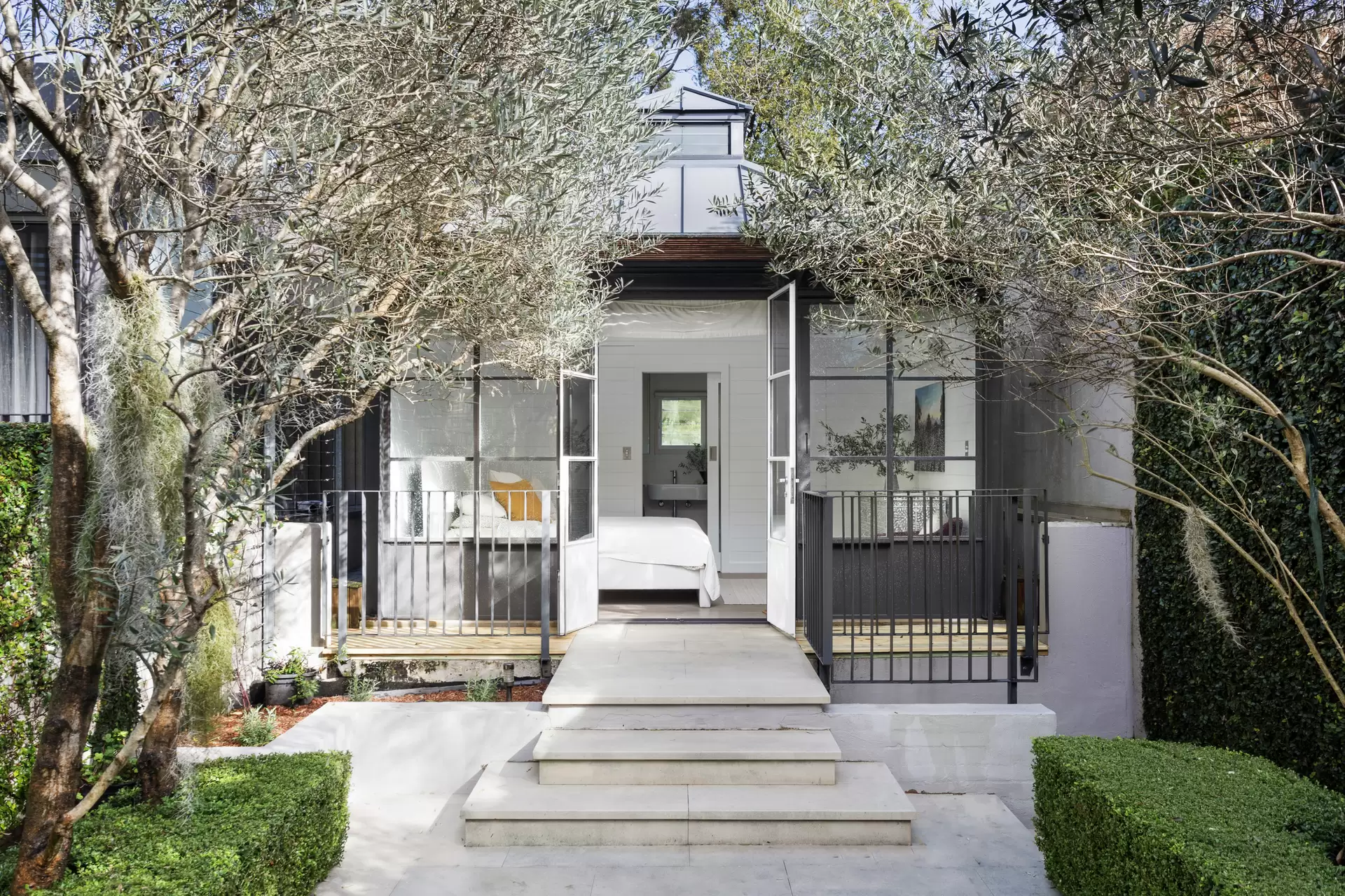 84 Holdsworth Street, Woollahra Sold by Sydney Sotheby's International Realty - image 1