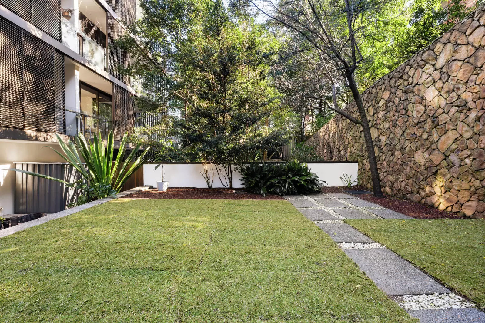 2/8 Nola Road, Roseville Sold by Sydney Sotheby's International Realty - image 3