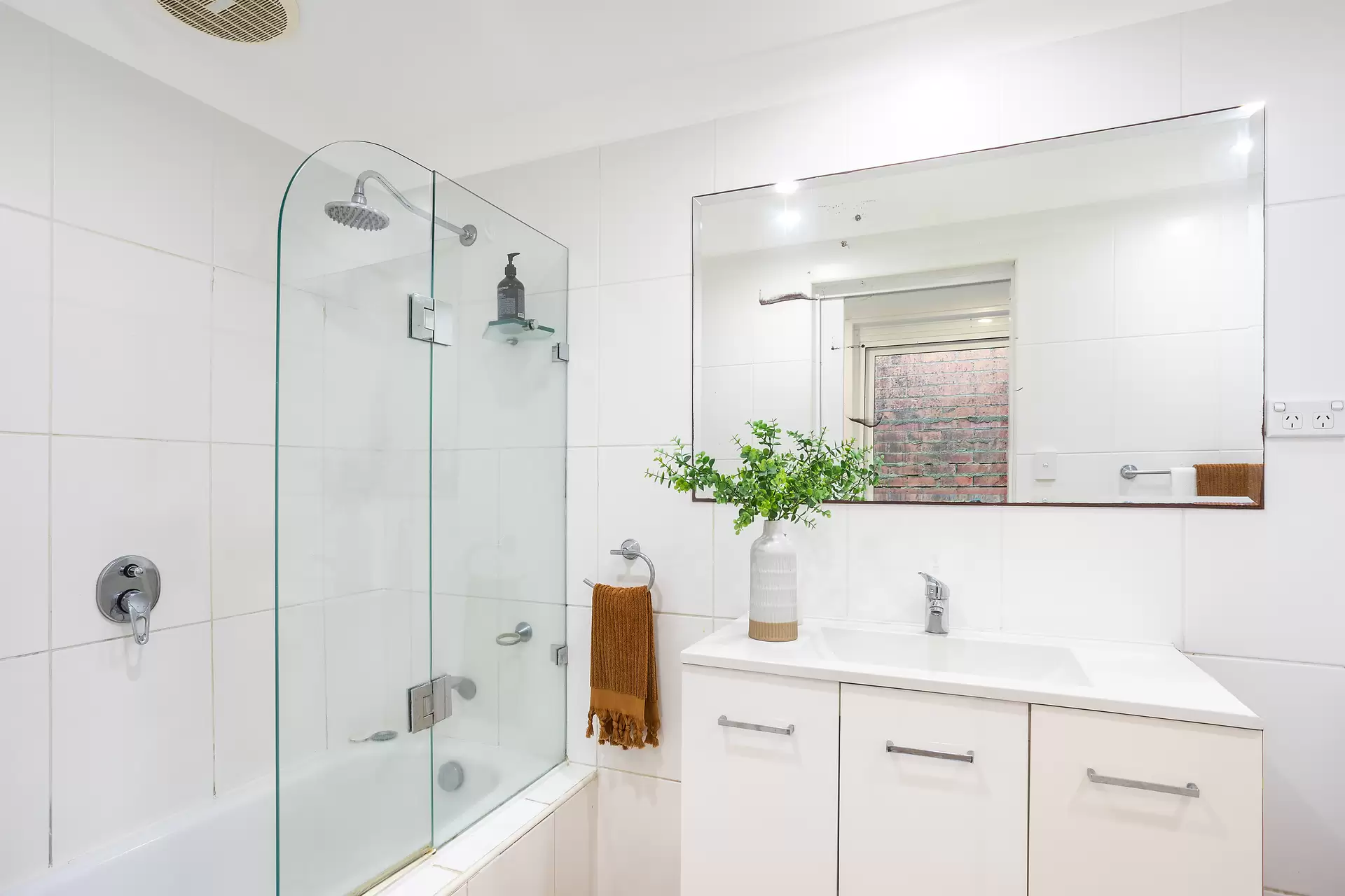 98 Mill Hill Road, Bondi Junction Sold by Sydney Sotheby's International Realty - image 8