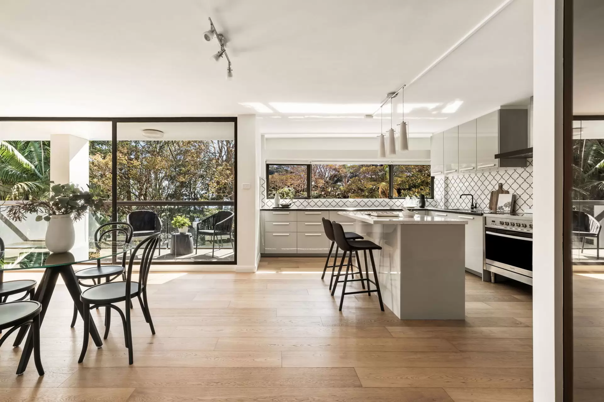 14/351 Edgecliff Road, Edgecliff Sold by Sydney Sotheby's International Realty - image 2