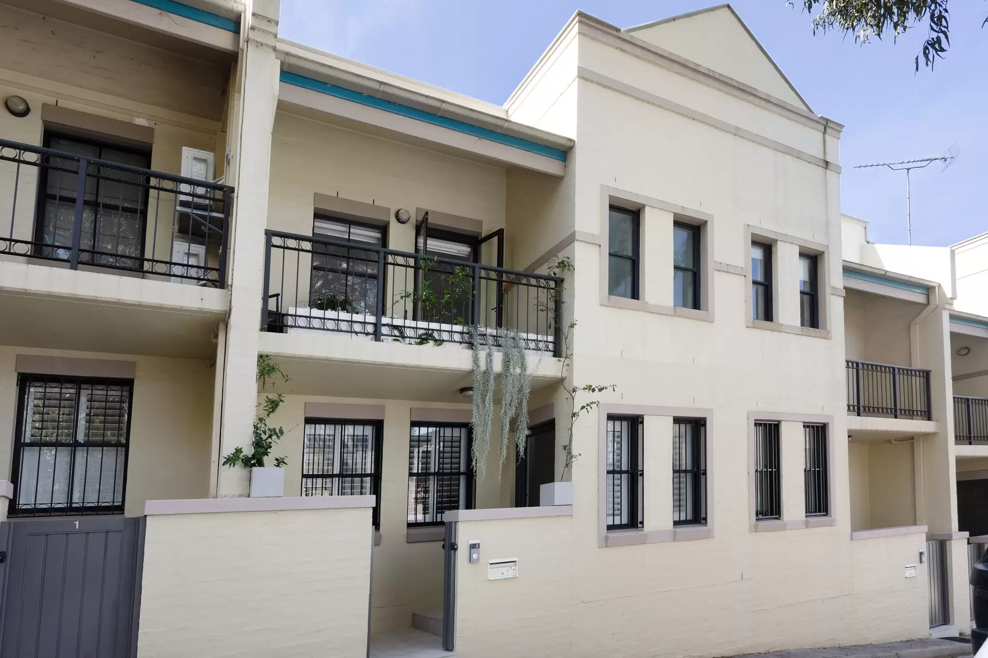 2/269 Riley Street (access Via Little Riley Street), Surry Hills Sold by Sydney Sotheby's International Realty - image 1