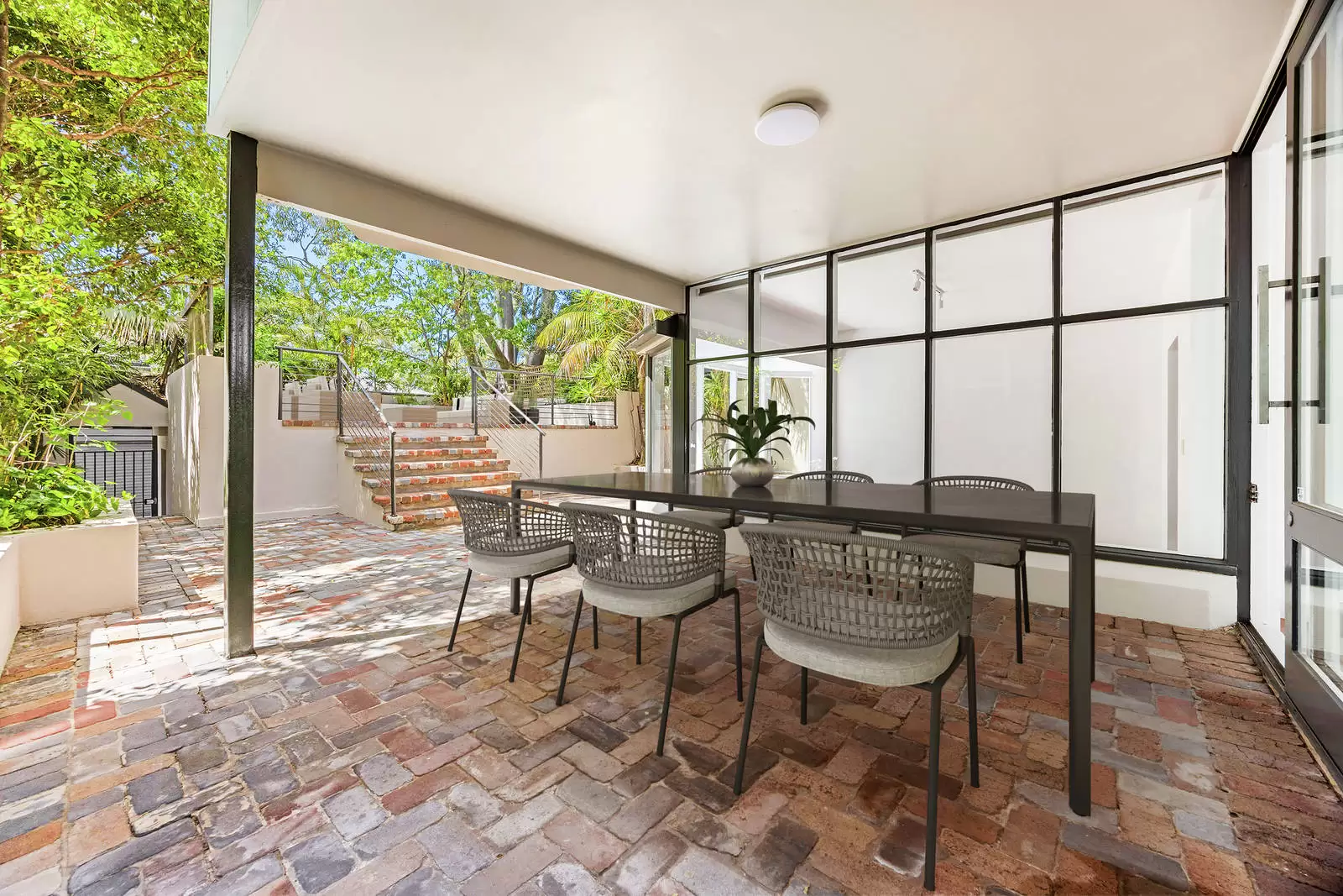 223 Old South Head Road, Bondi Leased by Sydney Sotheby's International Realty - image 2