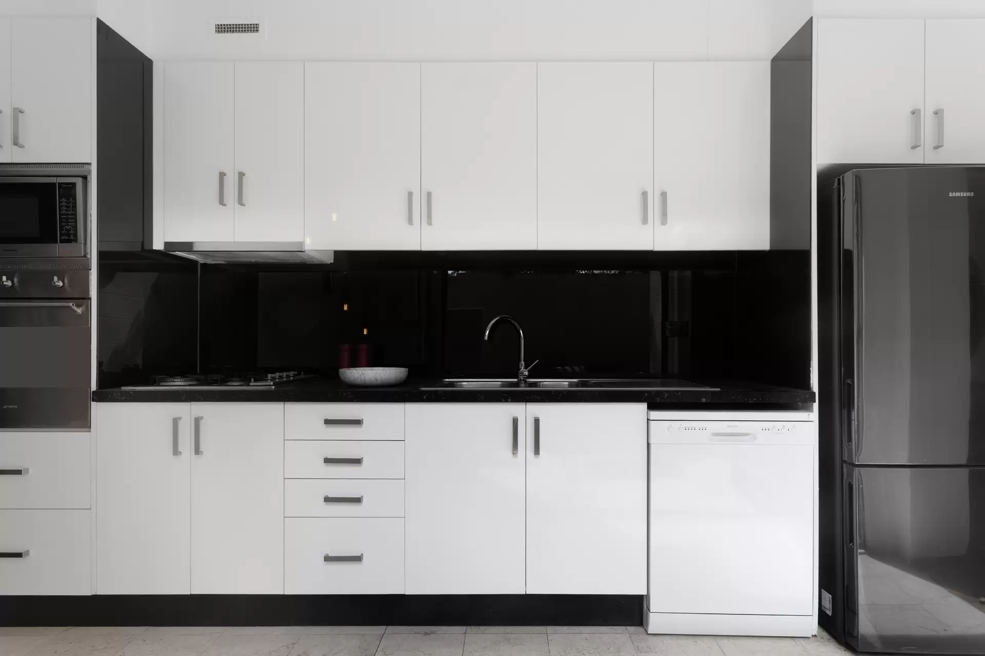 28 Denham Street, Surry Hills Sold by Sydney Sotheby's International Realty - image 1