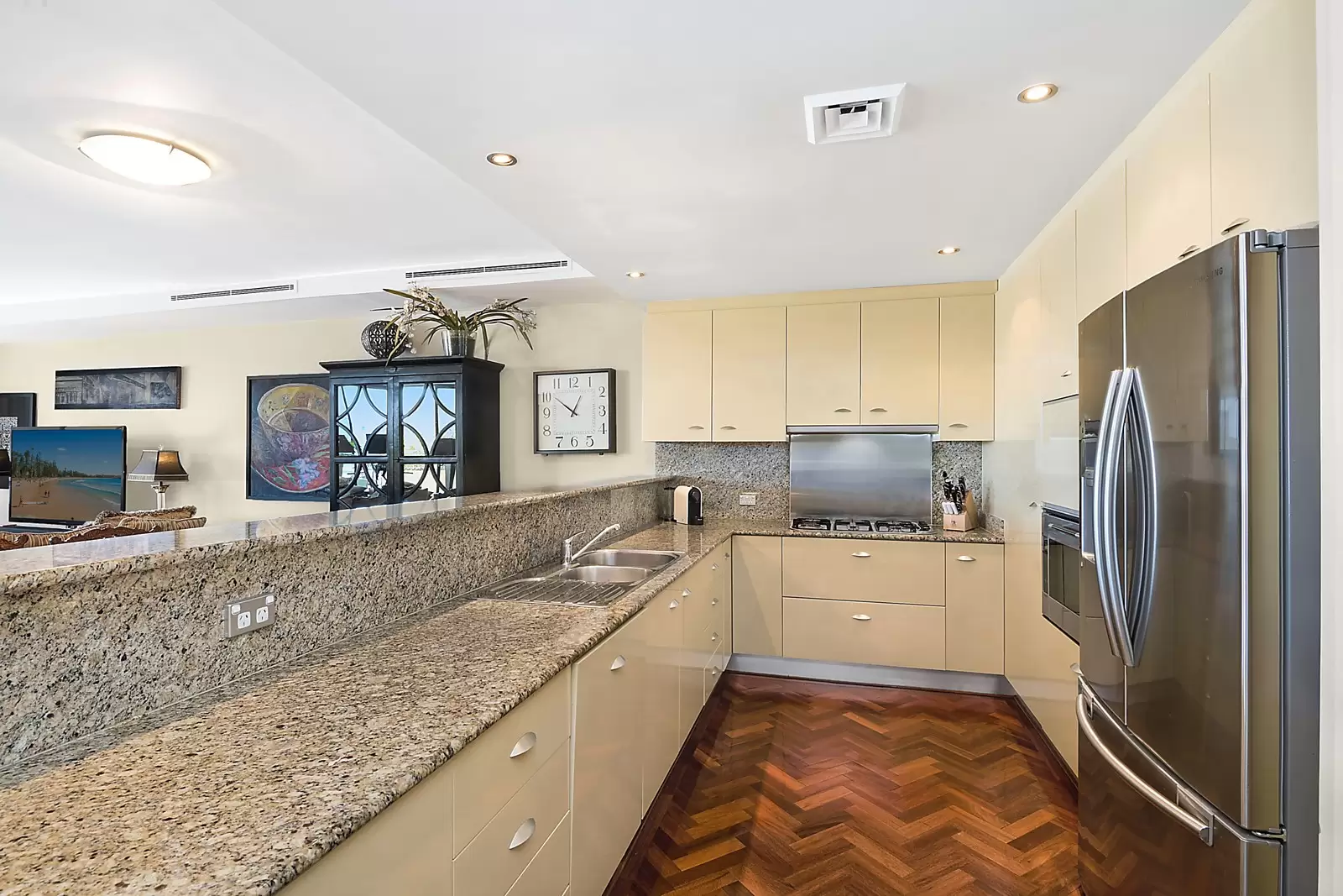 Residence 31 Marina Berth 20, 10 Lincoln Crescent, Woolloomooloo Sold by Sydney Sotheby's International Realty - image 5