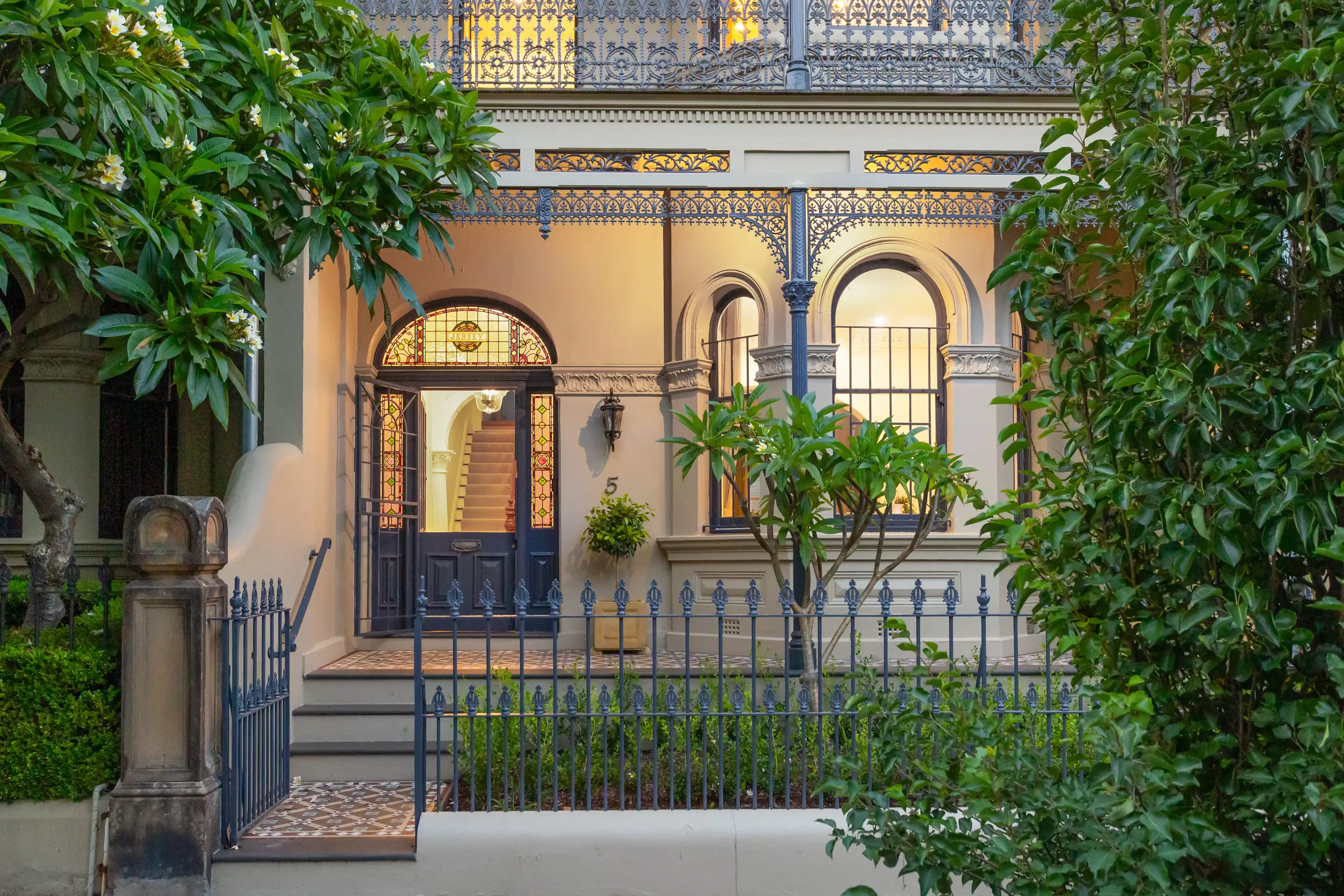 5 McDonald Street, Potts Point Sold by Sydney Sotheby's International Realty - image 1