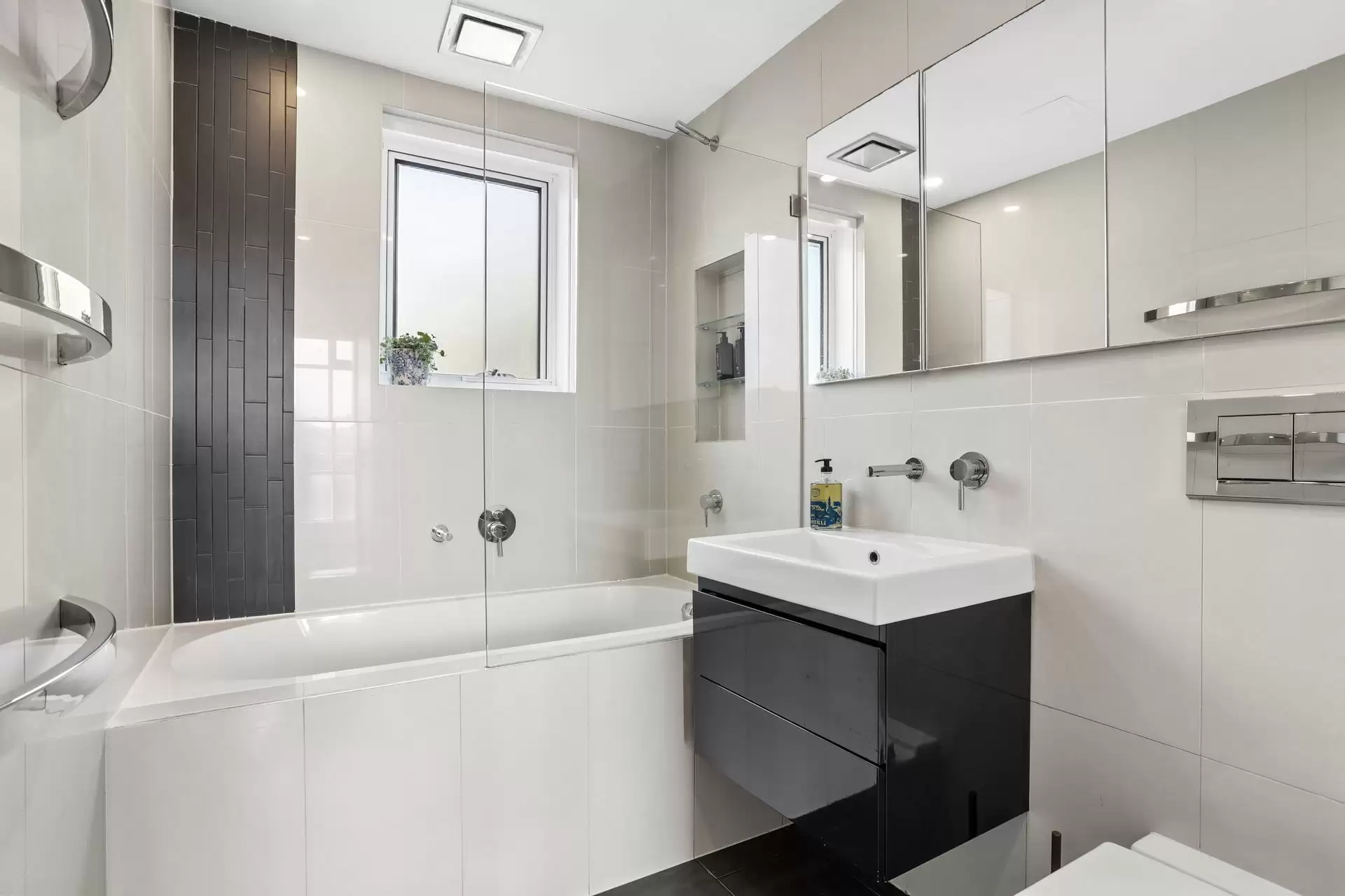 29/177-179 Glenayr Avenue, Bondi Beach Sold by Sydney Sotheby's International Realty - image 4