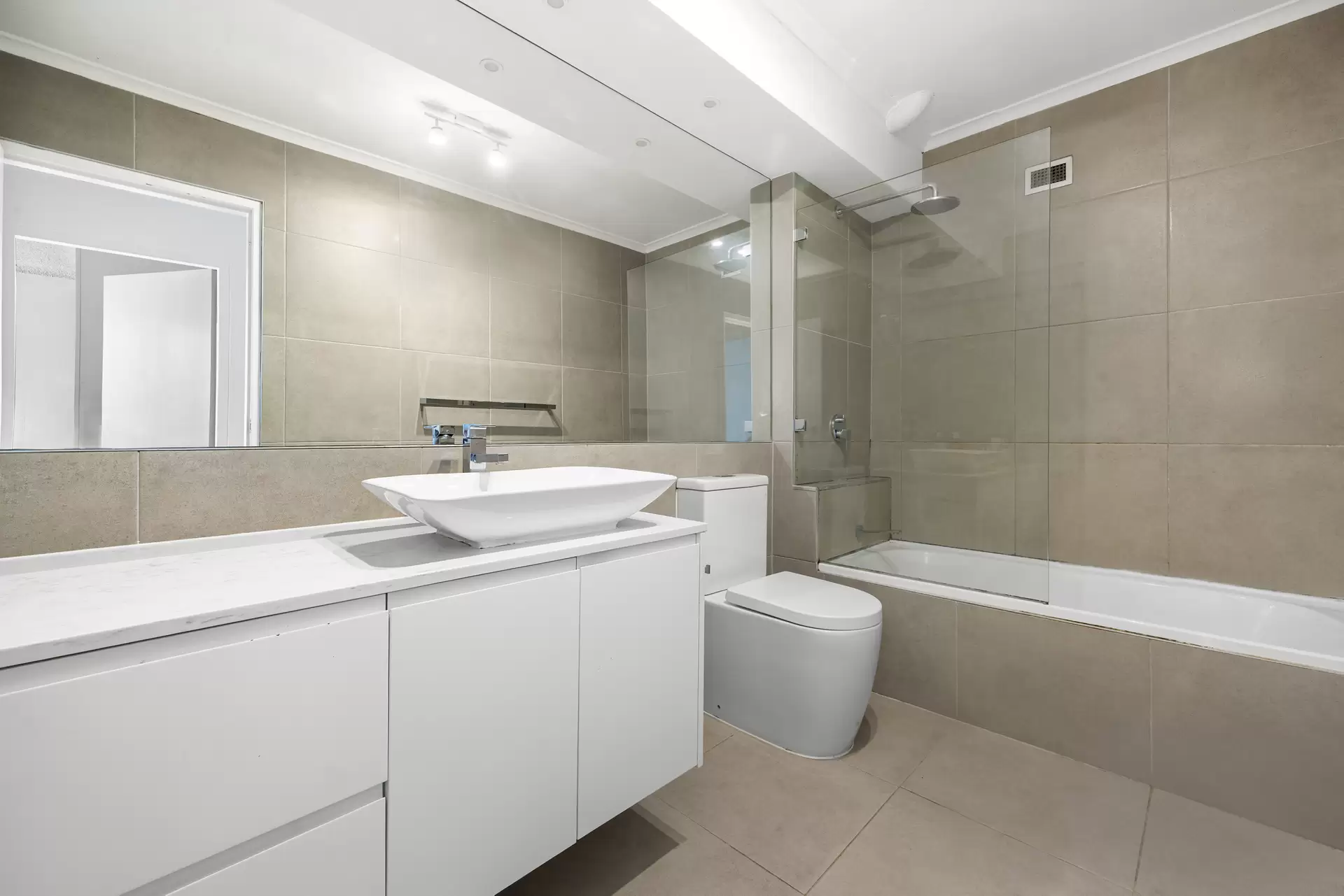 2A/16 Bligh Place, Randwick Sold by Sydney Sotheby's International Realty - image 1
