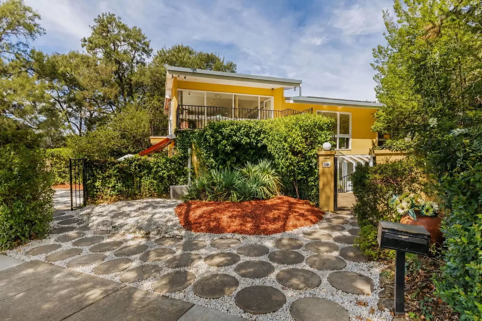10 Schlich Street, Yarralumla For Sale by Sydney Sotheby's International Realty - image 2