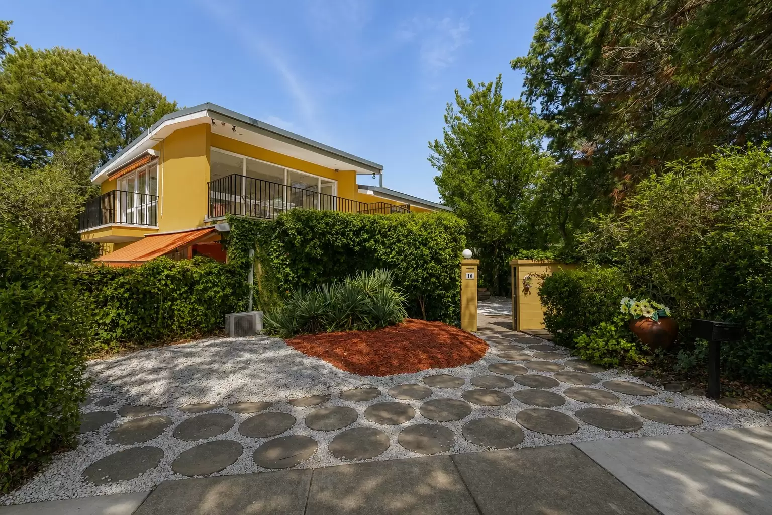 10 Schlich Street, Yarralumla For Sale by Sydney Sotheby's International Realty - image 3