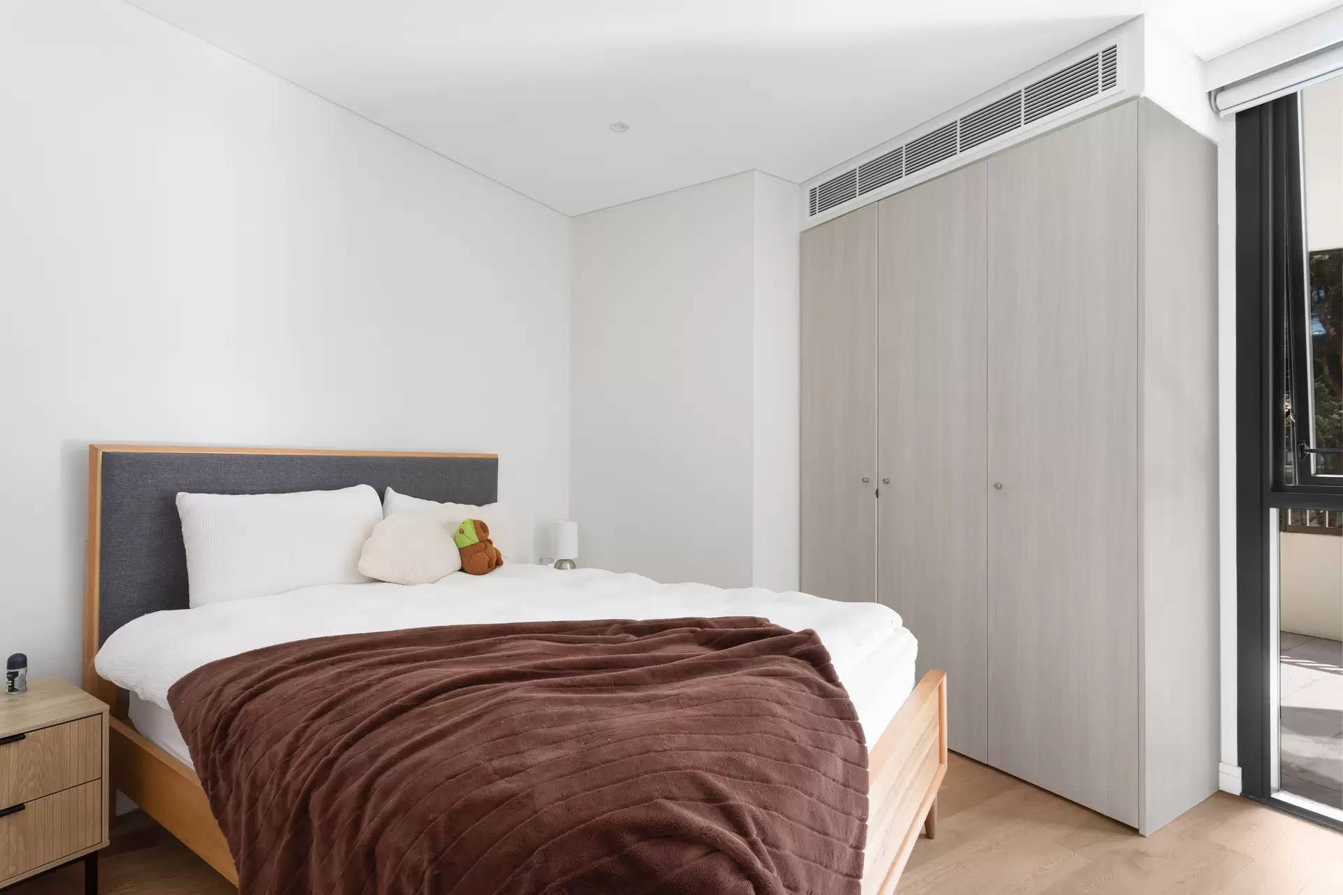 202/568 Oxford Street, Bondi Junction Auction by Sydney Sotheby's International Realty - image 1