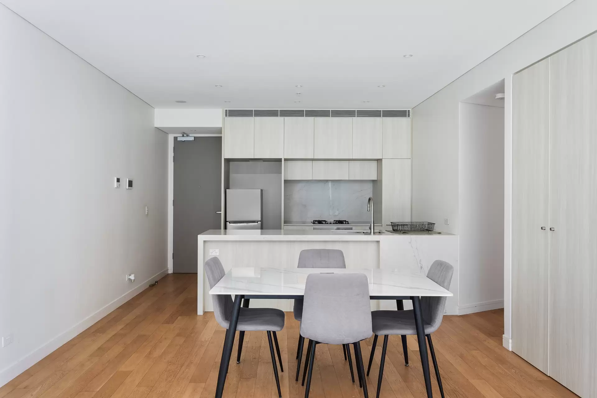202/568 Oxford Street, Bondi Junction Auction by Sydney Sotheby's International Realty - image 1