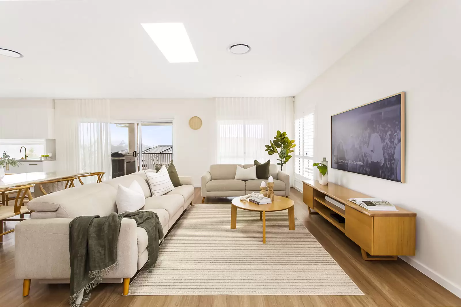 6 Tannabah Place, Farmborough Heights Auction by Sydney Sotheby's International Realty - image 2
