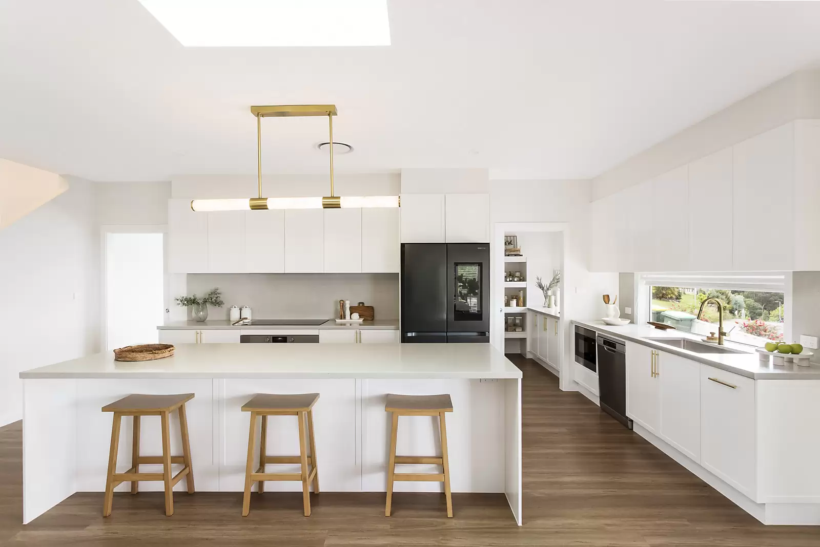 6 Tannabah Place, Farmborough Heights Auction by Sydney Sotheby's International Realty - image 8