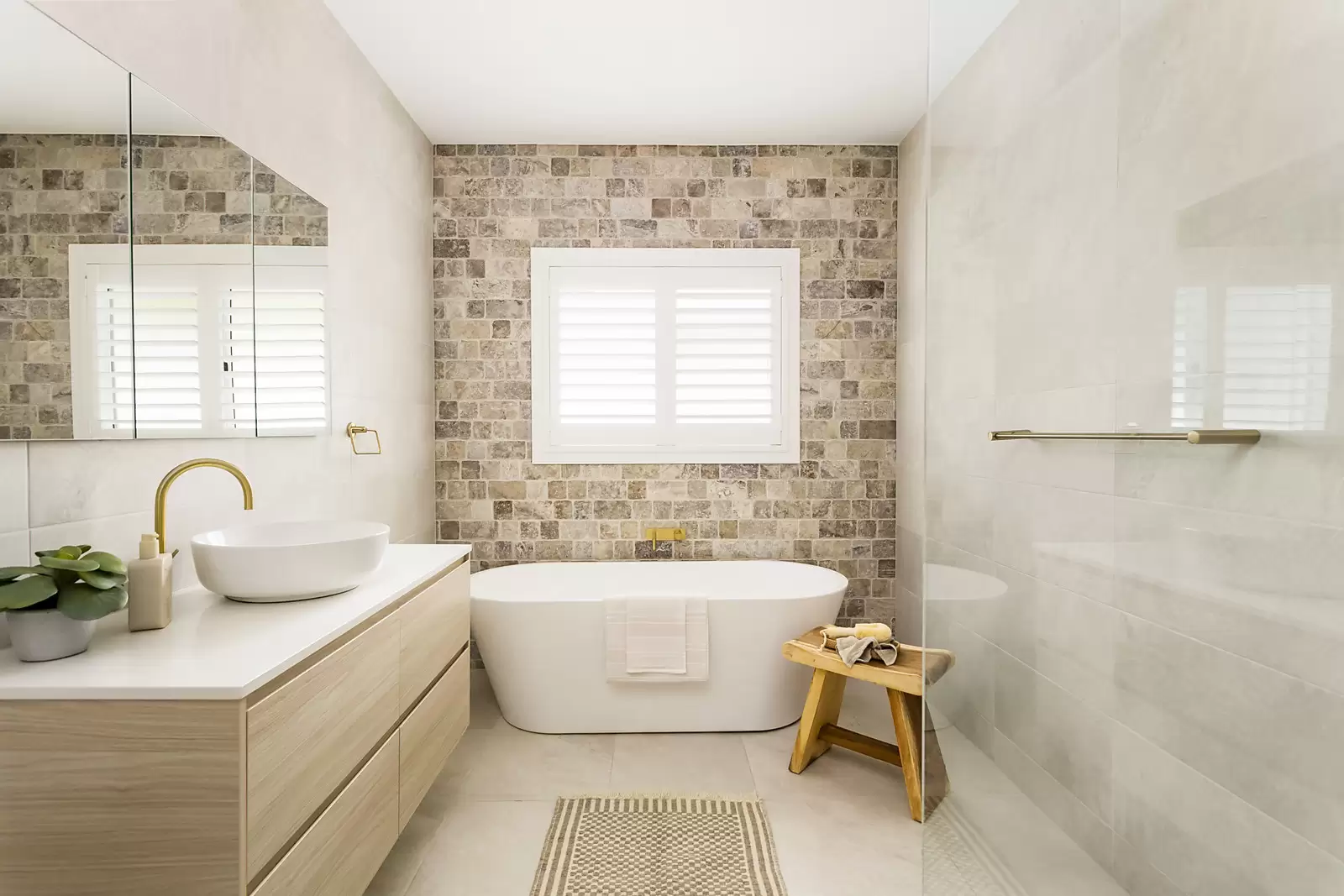 6 Tannabah Place, Farmborough Heights Auction by Sydney Sotheby's International Realty - image 3