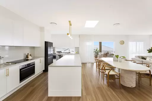 6 Tannabah Place, Farmborough Heights Auction by Sydney Sotheby's International Realty