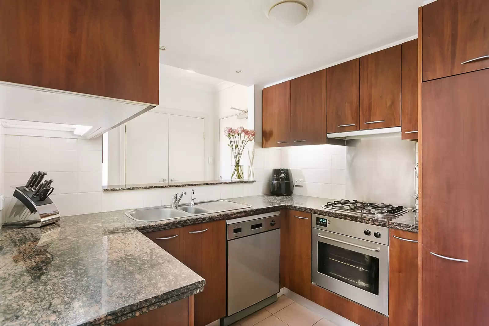 Residence 702, 281 Elizabeth Street 'Regency Hyde Park', Sydney Sold by Sydney Sotheby's International Realty - image 5