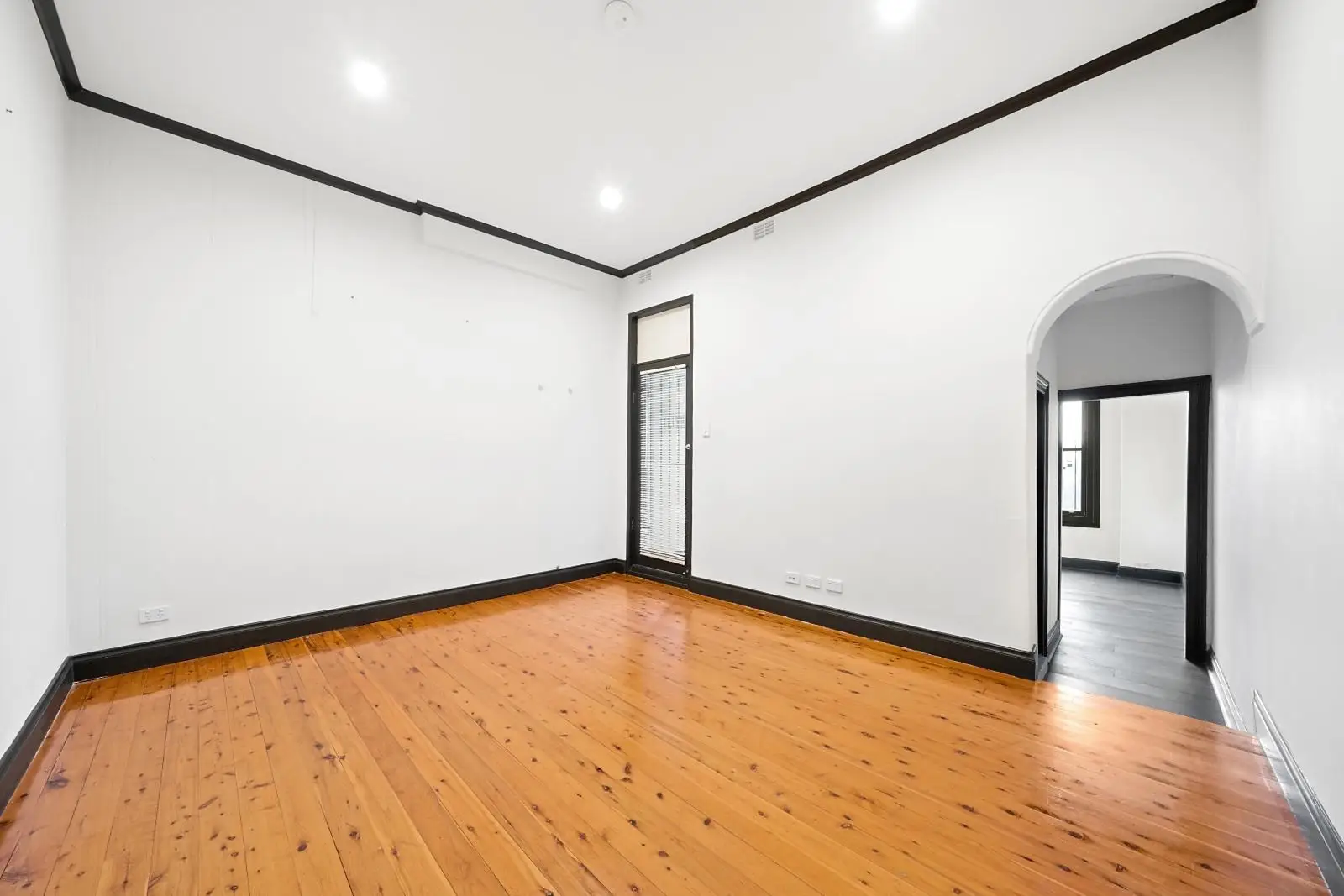 1/8 Oxford Street, Woollahra Leased by Sydney Sotheby's International Realty - image 2