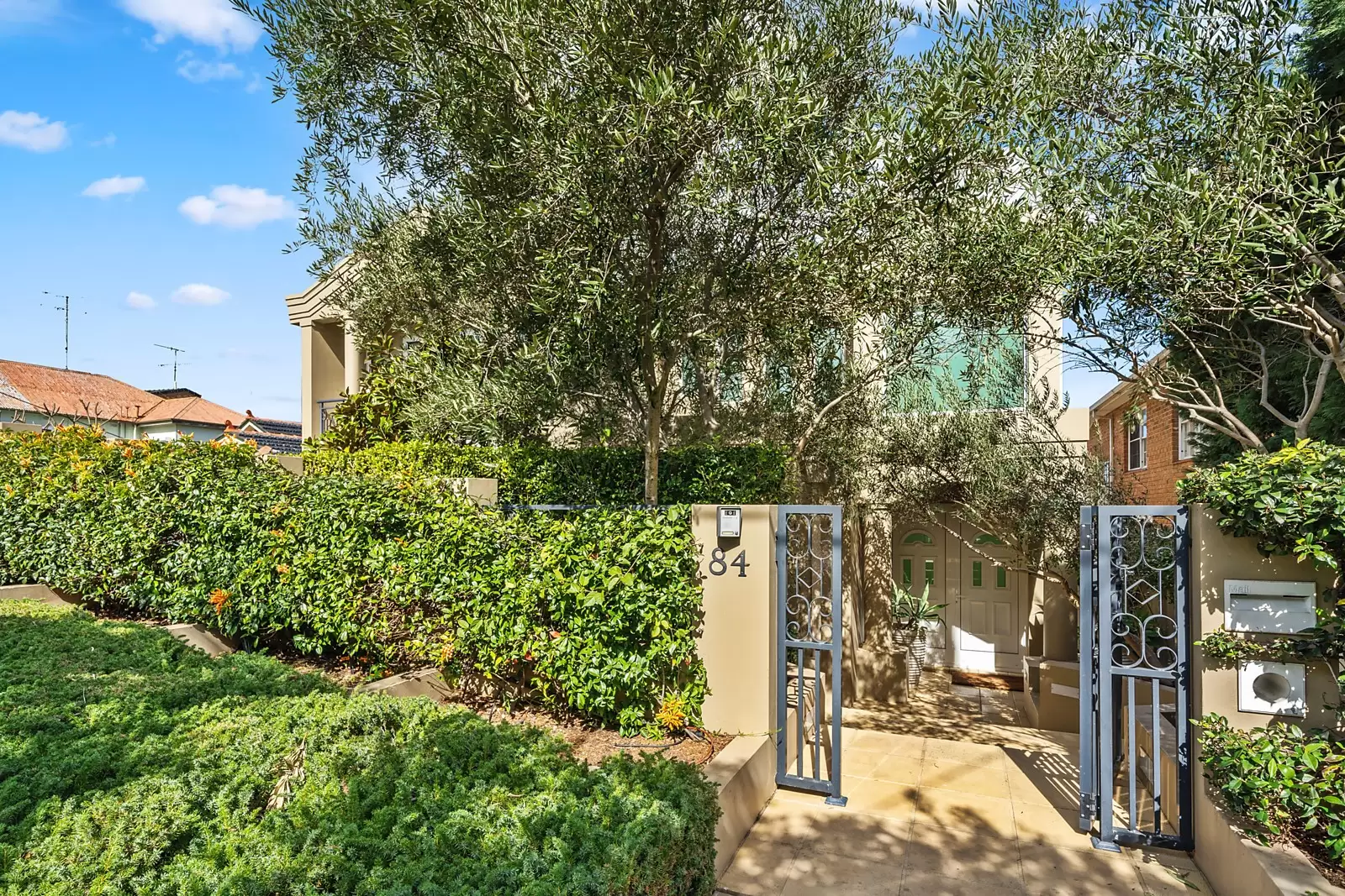84 Carlton Crescent, Kogarah Bay Sold by Sydney Sotheby's International Realty - image 4
