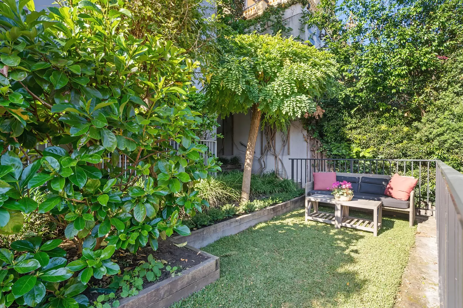 2/73 New Beach Road, Darling Point Sold by Sydney Sotheby's International Realty - image 11