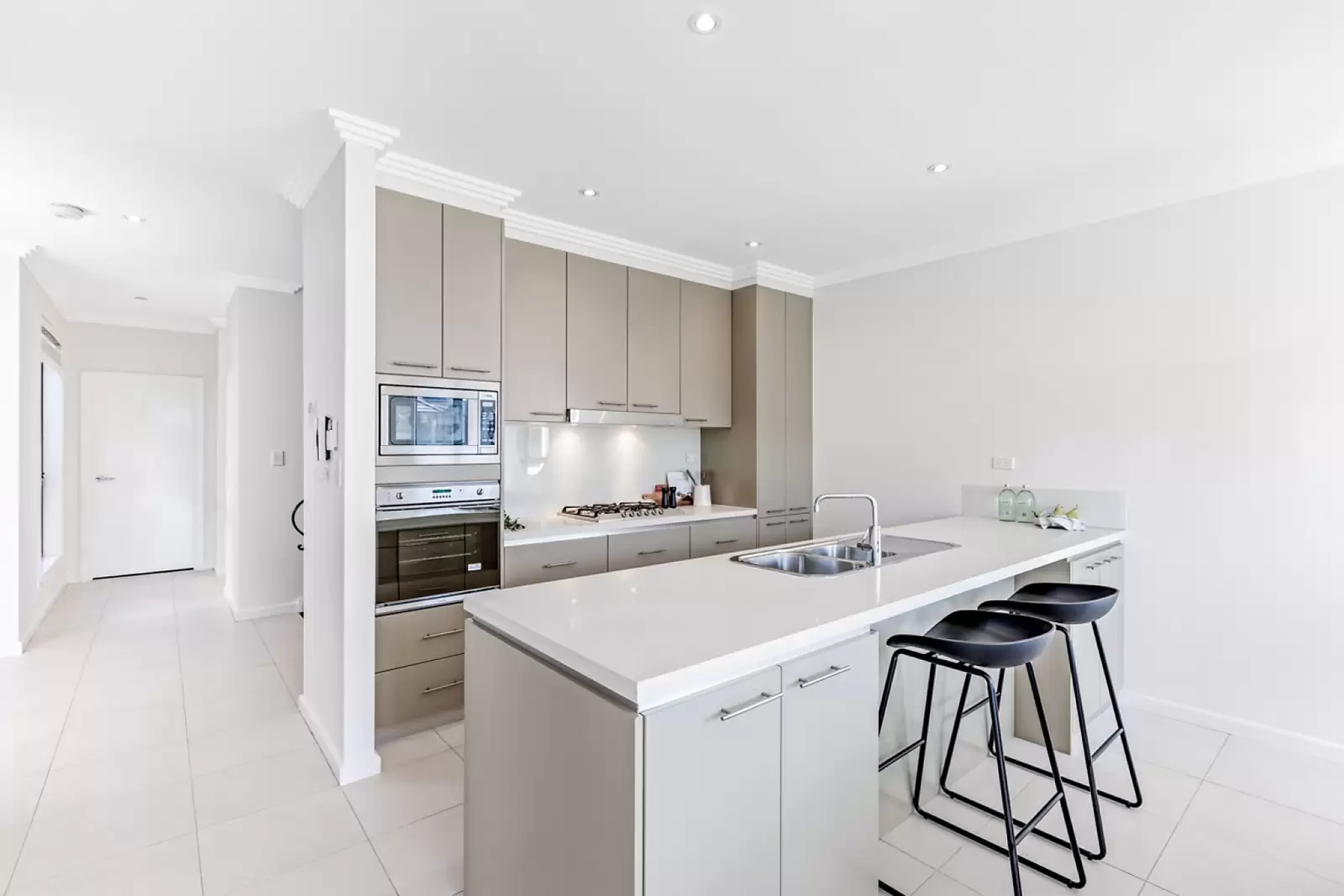 96 Linden Way, Bella Vista Sold by Sydney Sotheby's International Realty - image 3