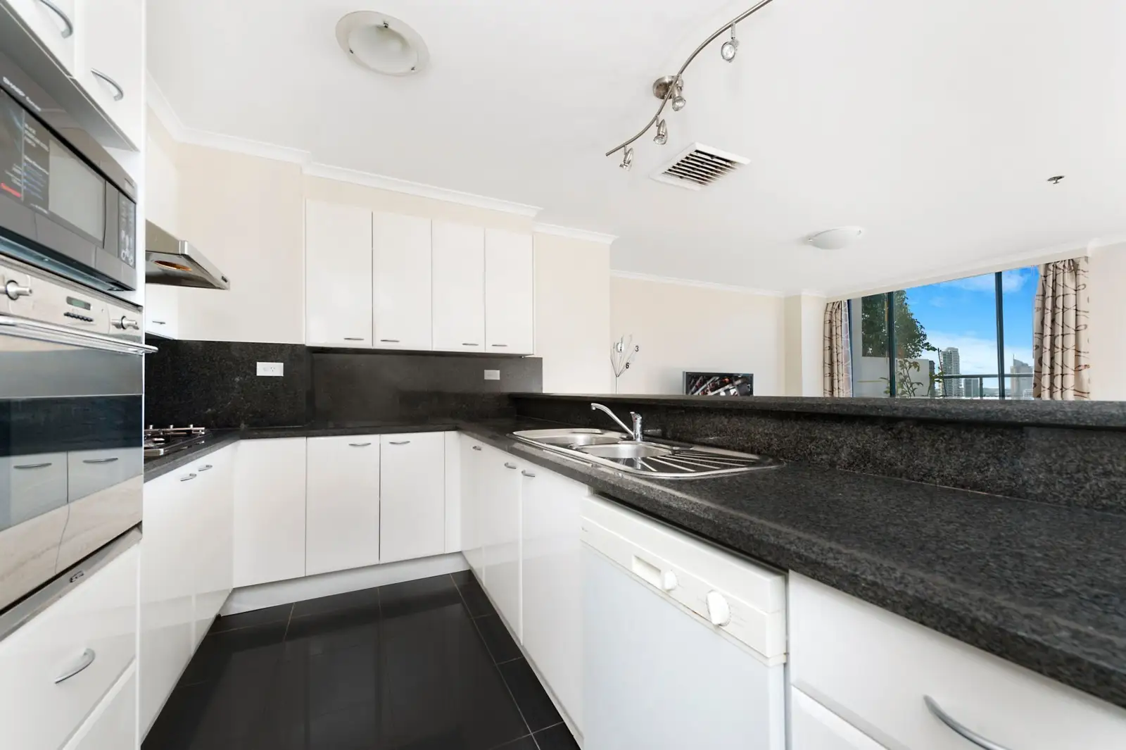 425/303 Castlereagh Street, Sydney Sold by Sydney Sotheby's International Realty - image 3