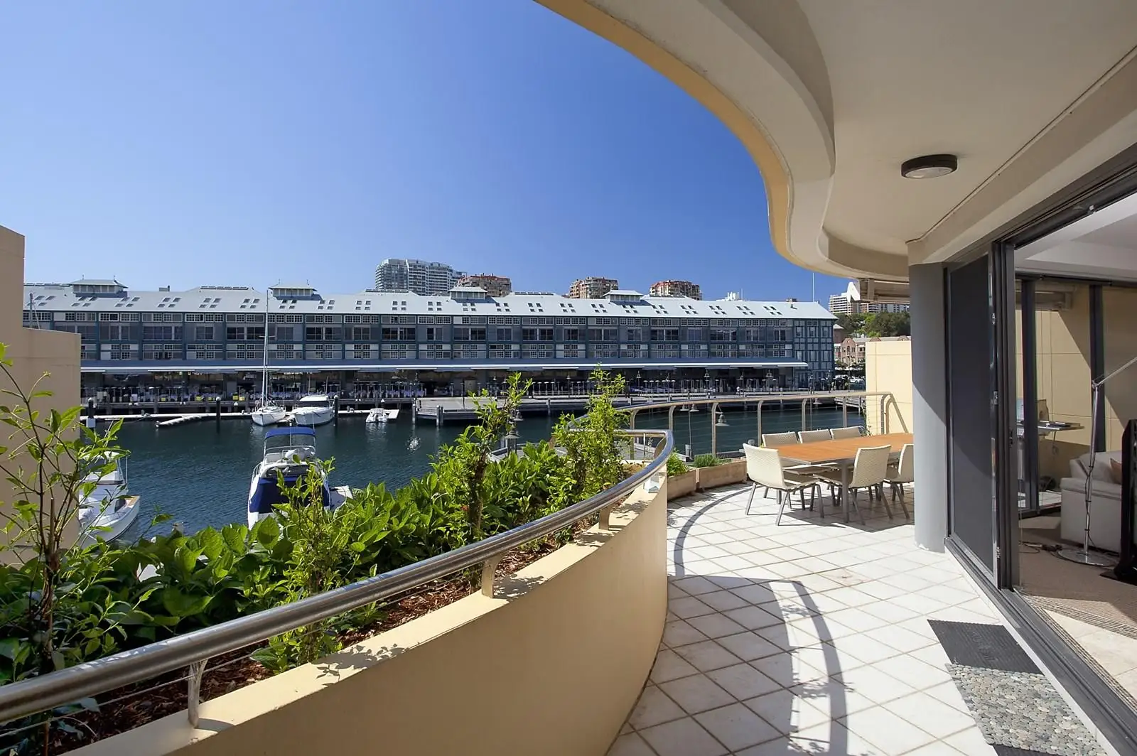 Residence 22/10 Lincoln Crescent, Woolloomooloo Sold by Sydney Sotheby's International Realty - image 1