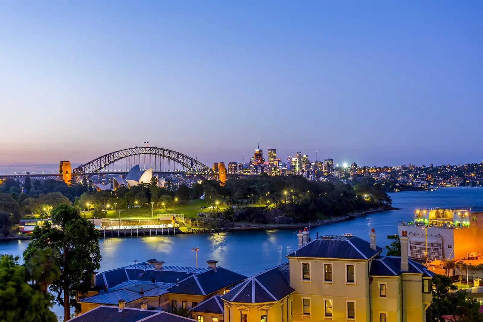 Penthouse 20 '10 Wylde Street', Potts Point Sold by Sydney Sotheby's International Realty - image 2